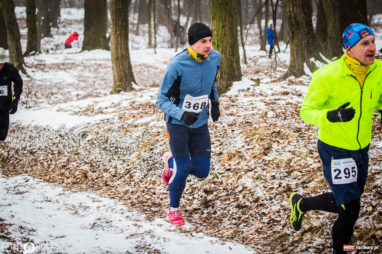 Zdjęcie w galerii na portalu naszraciborz.pl: Mróz, lód i śnieg niestraszny biegaczom. Blisko 500 twardzieli pokonało trasę w Oborze wiadomości z regionu