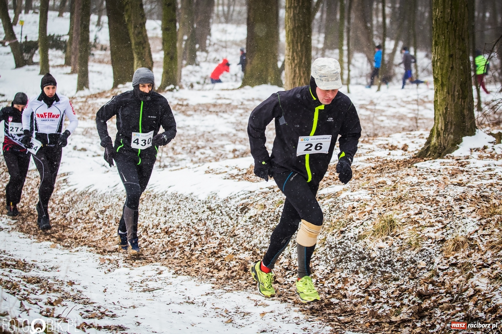 Zdjęcie w galerii na portalu naszraciborz.pl: Mróz, lód i śnieg niestraszny biegaczom. Blisko 500 twardzieli pokonało trasę w Oborze wiadomości z regionu