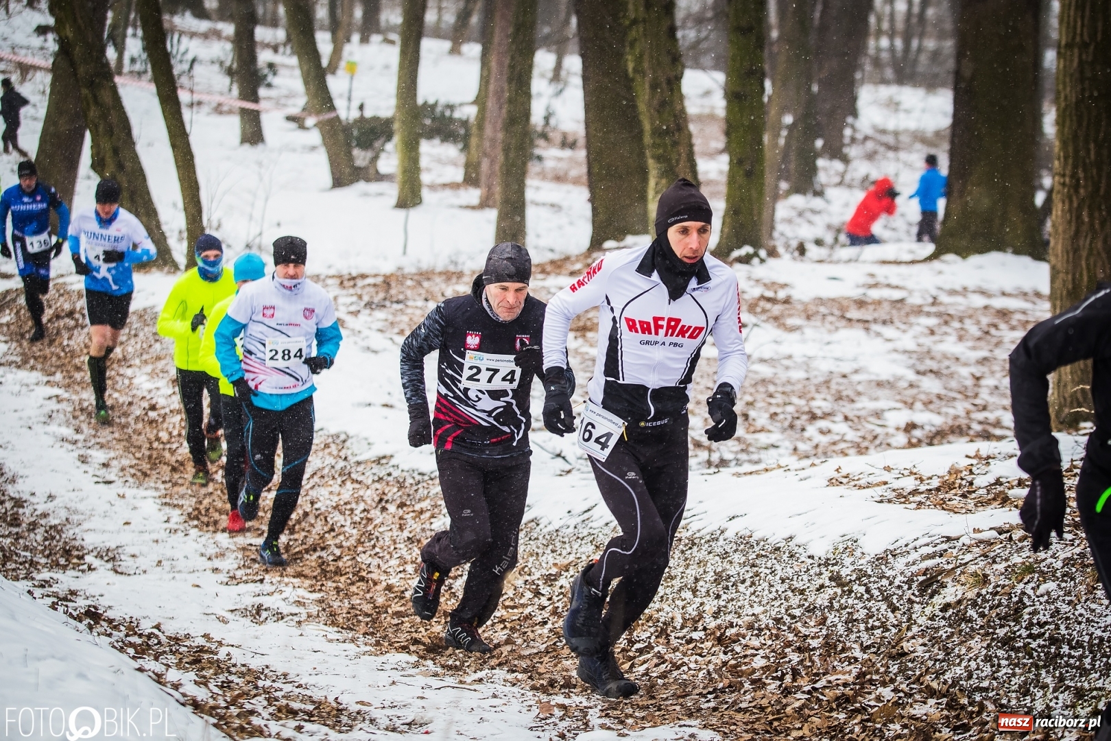 Zdjęcie w galerii na portalu naszraciborz.pl: Mróz, lód i śnieg niestraszny biegaczom. Blisko 500 twardzieli pokonało trasę w Oborze wiadomości z regionu