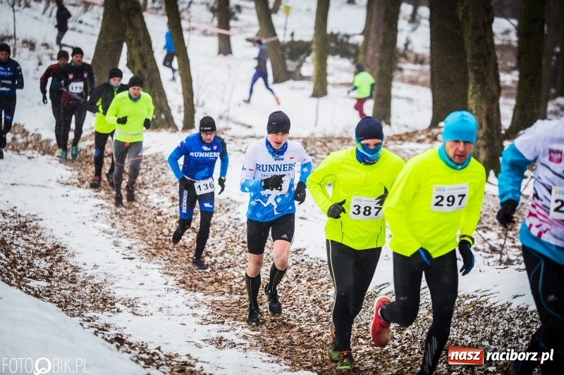 Zdjęcie w galerii na portalu naszraciborz.pl: Mróz, lód i śnieg niestraszny biegaczom. Blisko 500 twardzieli pokonało trasę w Oborze wiadomości z regionu