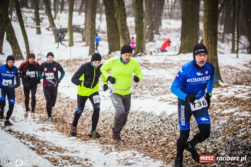 Zdjęcie w galerii na portalu naszraciborz.pl: Mróz, lód i śnieg niestraszny biegaczom. Blisko 500 twardzieli pokonało trasę w Oborze wiadomości z regionu
