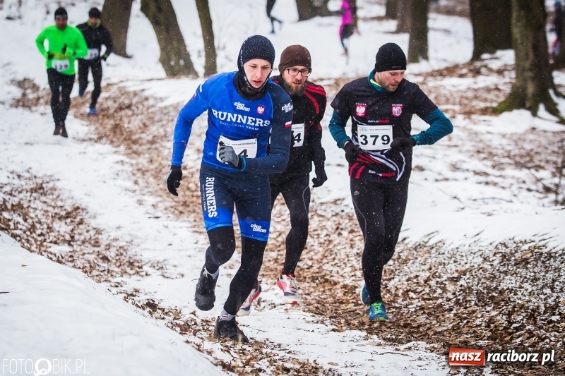 Zdjęcie w galerii na portalu naszraciborz.pl: Mróz, lód i śnieg niestraszny biegaczom. Blisko 500 twardzieli pokonało trasę w Oborze wiadomości z regionu
