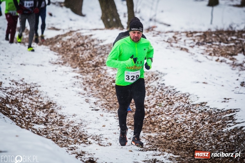 Zdjęcie w galerii na portalu naszraciborz.pl: Mróz, lód i śnieg niestraszny biegaczom. Blisko 500 twardzieli pokonało trasę w Oborze wiadomości z regionu