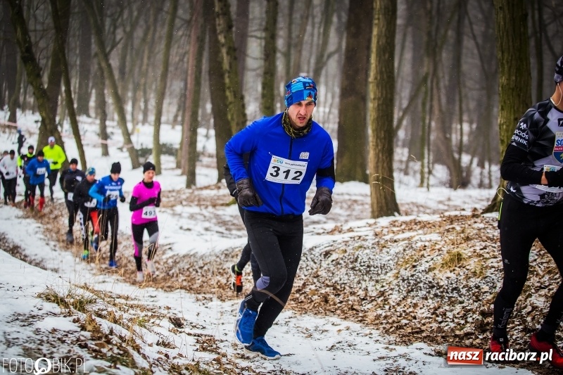 Zdjęcie w galerii na portalu naszraciborz.pl: Mróz, lód i śnieg niestraszny biegaczom. Blisko 500 twardzieli pokonało trasę w Oborze wiadomości z regionu