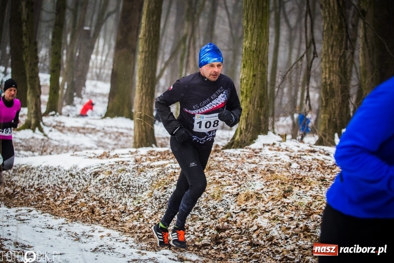 Zdjęcie w galerii na portalu naszraciborz.pl: Mróz, lód i śnieg niestraszny biegaczom. Blisko 500 twardzieli pokonało trasę w Oborze wiadomości z regionu