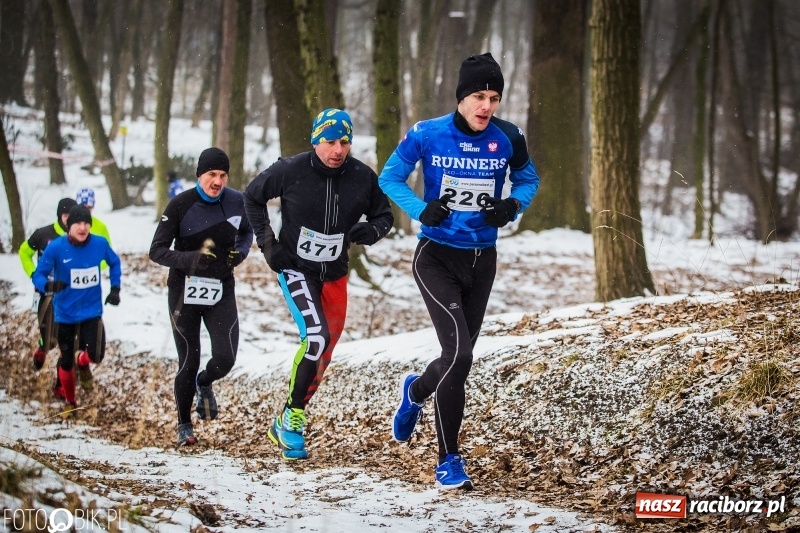 Zdjęcie w galerii na portalu naszraciborz.pl: Mróz, lód i śnieg niestraszny biegaczom. Blisko 500 twardzieli pokonało trasę w Oborze wiadomości z regionu