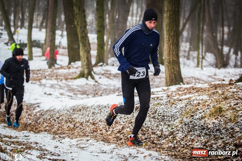 Zdjęcie w galerii na portalu naszraciborz.pl: Mróz, lód i śnieg niestraszny biegaczom. Blisko 500 twardzieli pokonało trasę w Oborze wiadomości z regionu