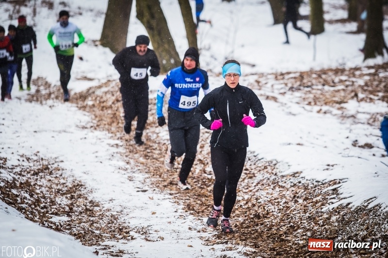 Zdjęcie w galerii na portalu naszraciborz.pl: Mróz, lód i śnieg niestraszny biegaczom. Blisko 500 twardzieli pokonało trasę w Oborze wiadomości z regionu