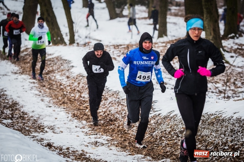 Zdjęcie w galerii na portalu naszraciborz.pl: Mróz, lód i śnieg niestraszny biegaczom. Blisko 500 twardzieli pokonało trasę w Oborze wiadomości z regionu