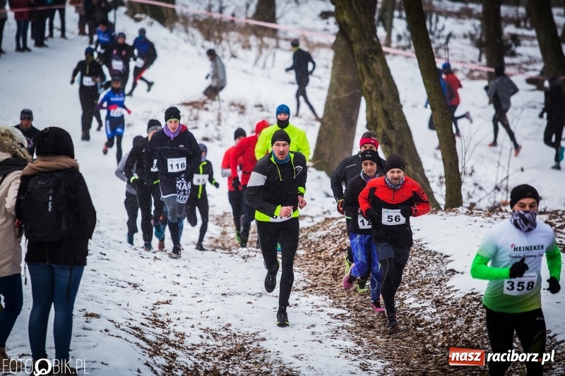 Zdjęcie w galerii na portalu naszraciborz.pl: Mróz, lód i śnieg niestraszny biegaczom. Blisko 500 twardzieli pokonało trasę w Oborze wiadomości z regionu