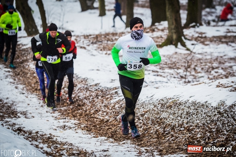 Zdjęcie w galerii na portalu naszraciborz.pl: Mróz, lód i śnieg niestraszny biegaczom. Blisko 500 twardzieli pokonało trasę w Oborze wiadomości z regionu