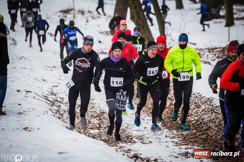 Zdjęcie w galerii na portalu naszraciborz.pl: Mróz, lód i śnieg niestraszny biegaczom. Blisko 500 twardzieli pokonało trasę w Oborze wiadomości z regionu