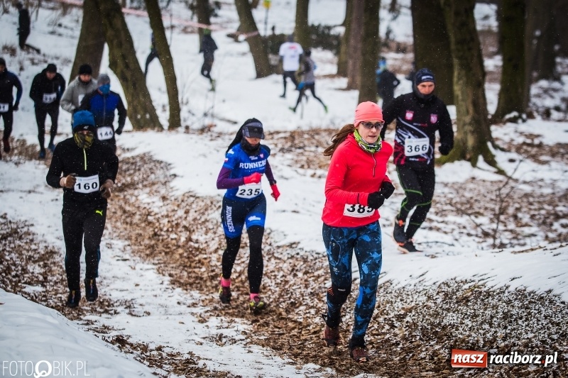 Zdjęcie w galerii na portalu naszraciborz.pl: Mróz, lód i śnieg niestraszny biegaczom. Blisko 500 twardzieli pokonało trasę w Oborze wiadomości z regionu