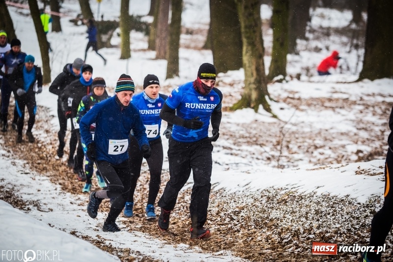 Zdjęcie w galerii na portalu naszraciborz.pl: Mróz, lód i śnieg niestraszny biegaczom. Blisko 500 twardzieli pokonało trasę w Oborze wiadomości z regionu
