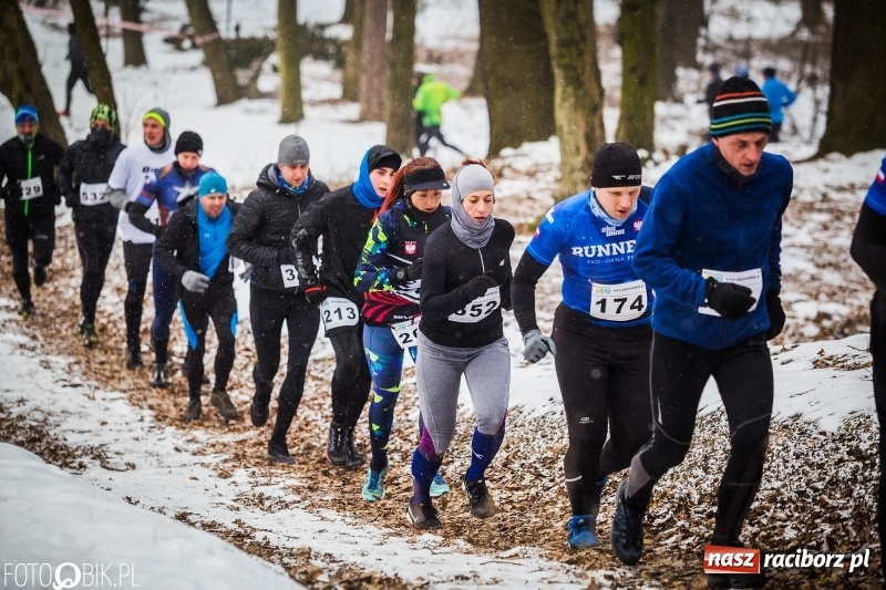 Zdjęcie w galerii na portalu naszraciborz.pl: Mróz, lód i śnieg niestraszny biegaczom. Blisko 500 twardzieli pokonało trasę w Oborze wiadomości z regionu