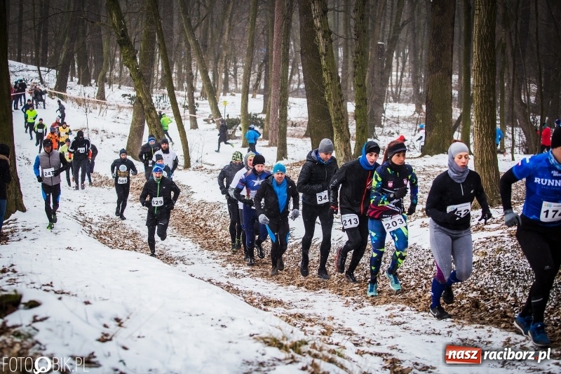 Zdjęcie w galerii na portalu naszraciborz.pl: Mróz, lód i śnieg niestraszny biegaczom. Blisko 500 twardzieli pokonało trasę w Oborze wiadomości z regionu