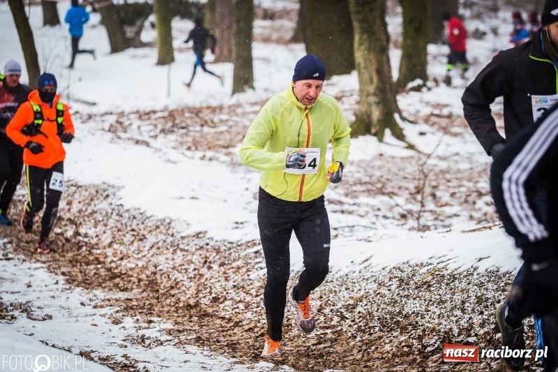 Zdjęcie w galerii na portalu naszraciborz.pl: Mróz, lód i śnieg niestraszny biegaczom. Blisko 500 twardzieli pokonało trasę w Oborze wiadomości z regionu