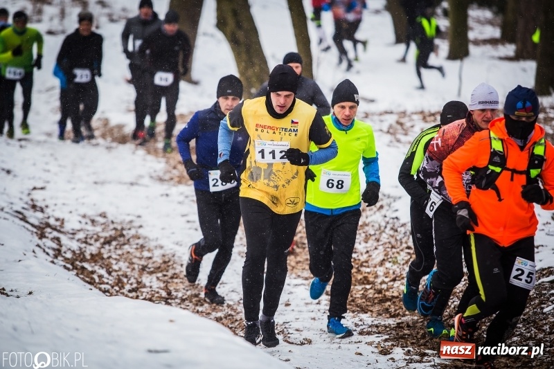Zdjęcie w galerii na portalu naszraciborz.pl: Mróz, lód i śnieg niestraszny biegaczom. Blisko 500 twardzieli pokonało trasę w Oborze wiadomości z regionu