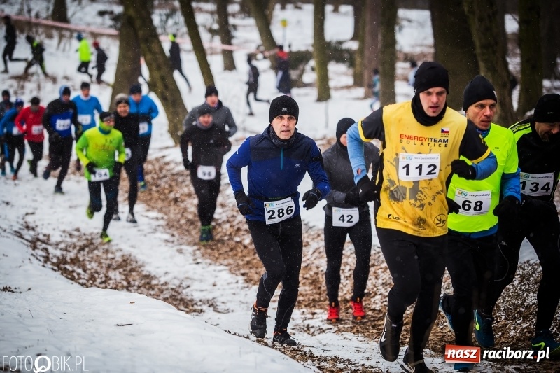 Zdjęcie w galerii na portalu naszraciborz.pl: Mróz, lód i śnieg niestraszny biegaczom. Blisko 500 twardzieli pokonało trasę w Oborze wiadomości z regionu