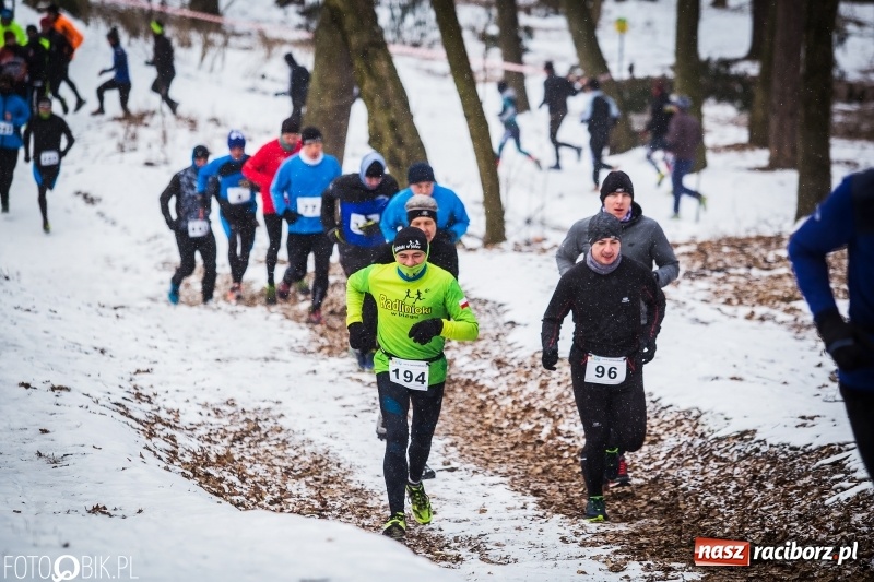 Zdjęcie w galerii na portalu naszraciborz.pl: Mróz, lód i śnieg niestraszny biegaczom. Blisko 500 twardzieli pokonało trasę w Oborze wiadomości z regionu