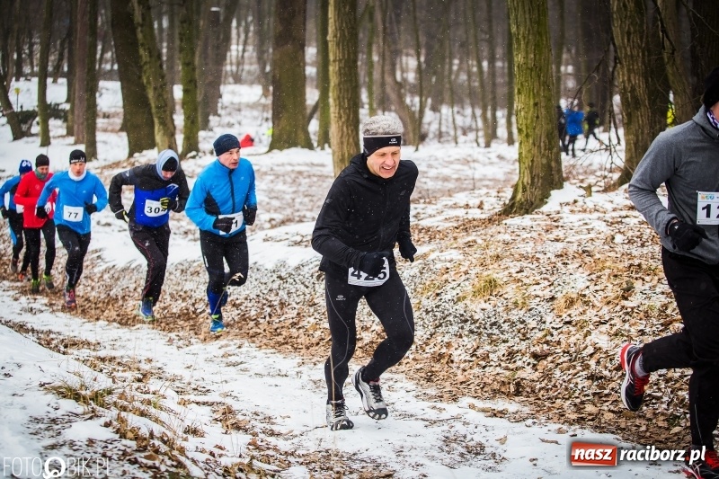 Zdjęcie w galerii na portalu naszraciborz.pl: Mróz, lód i śnieg niestraszny biegaczom. Blisko 500 twardzieli pokonało trasę w Oborze wiadomości z regionu