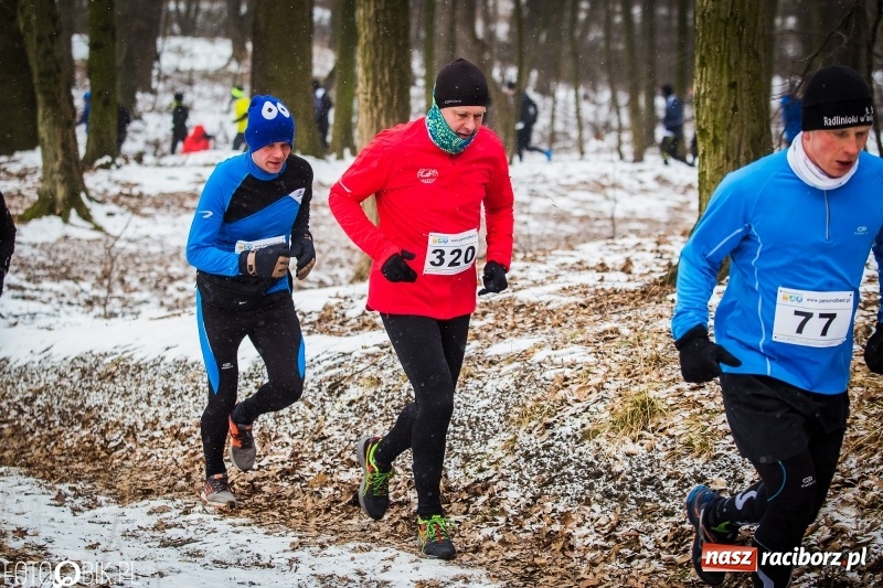 Zdjęcie w galerii na portalu naszraciborz.pl: Mróz, lód i śnieg niestraszny biegaczom. Blisko 500 twardzieli pokonało trasę w Oborze wiadomości z regionu