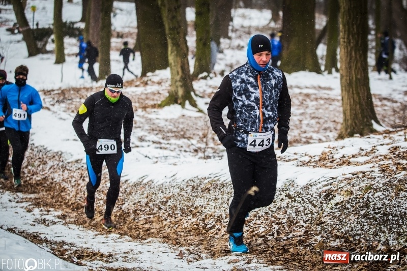 Zdjęcie w galerii na portalu naszraciborz.pl: Mróz, lód i śnieg niestraszny biegaczom. Blisko 500 twardzieli pokonało trasę w Oborze wiadomości z regionu