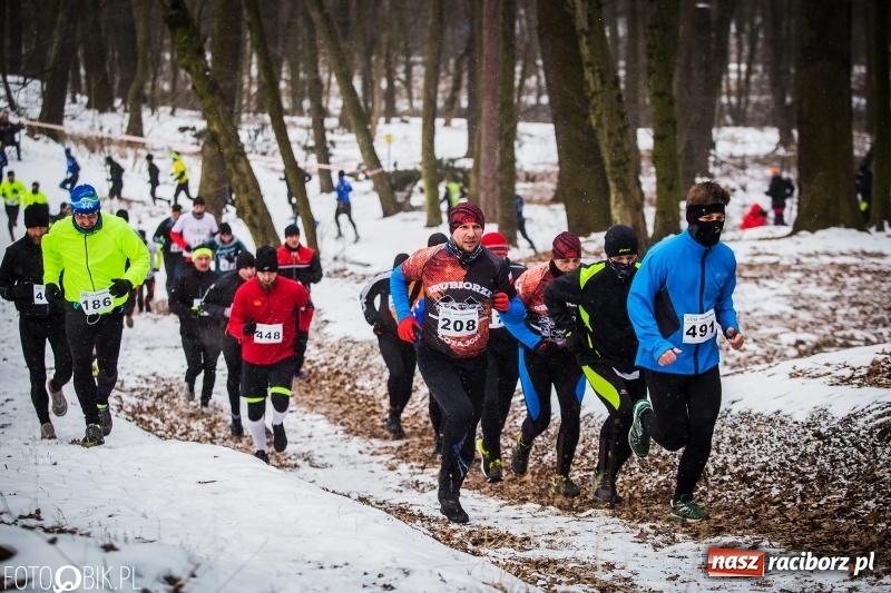 Zdjęcie w galerii na portalu naszraciborz.pl: Mróz, lód i śnieg niestraszny biegaczom. Blisko 500 twardzieli pokonało trasę w Oborze wiadomości z regionu