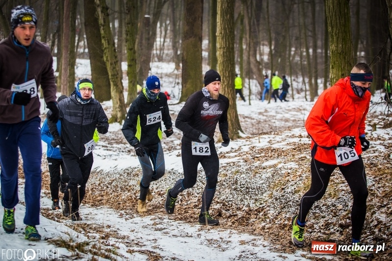 Zdjęcie w galerii na portalu naszraciborz.pl: Mróz, lód i śnieg niestraszny biegaczom. Blisko 500 twardzieli pokonało trasę w Oborze wiadomości z regionu