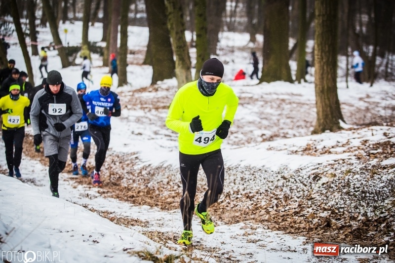 Zdjęcie w galerii na portalu naszraciborz.pl: Mróz, lód i śnieg niestraszny biegaczom. Blisko 500 twardzieli pokonało trasę w Oborze wiadomości z regionu