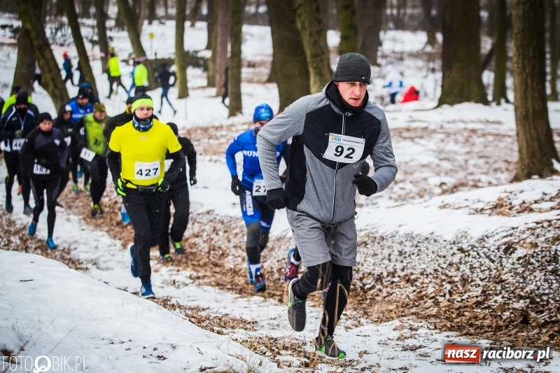 Zdjęcie w galerii na portalu naszraciborz.pl: Mróz, lód i śnieg niestraszny biegaczom. Blisko 500 twardzieli pokonało trasę w Oborze wiadomości z regionu