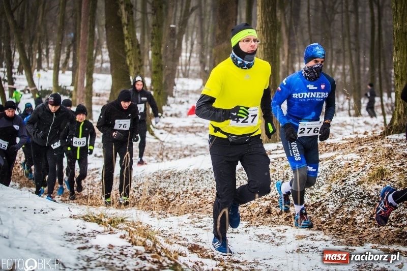 Zdjęcie w galerii na portalu naszraciborz.pl: Mróz, lód i śnieg niestraszny biegaczom. Blisko 500 twardzieli pokonało trasę w Oborze wiadomości z regionu
