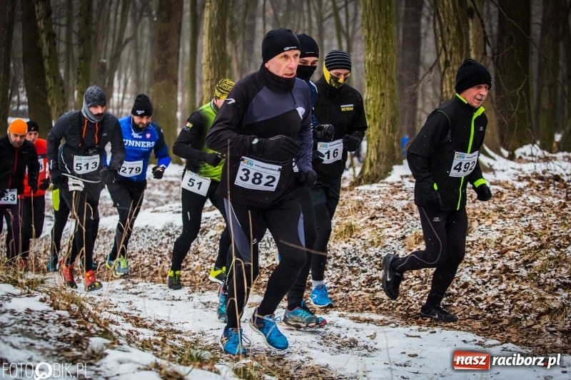 Zdjęcie w galerii na portalu naszraciborz.pl: Mróz, lód i śnieg niestraszny biegaczom. Blisko 500 twardzieli pokonało trasę w Oborze wiadomości z regionu
