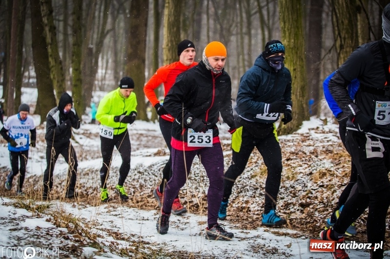 Zdjęcie w galerii na portalu naszraciborz.pl: Mróz, lód i śnieg niestraszny biegaczom. Blisko 500 twardzieli pokonało trasę w Oborze wiadomości z regionu