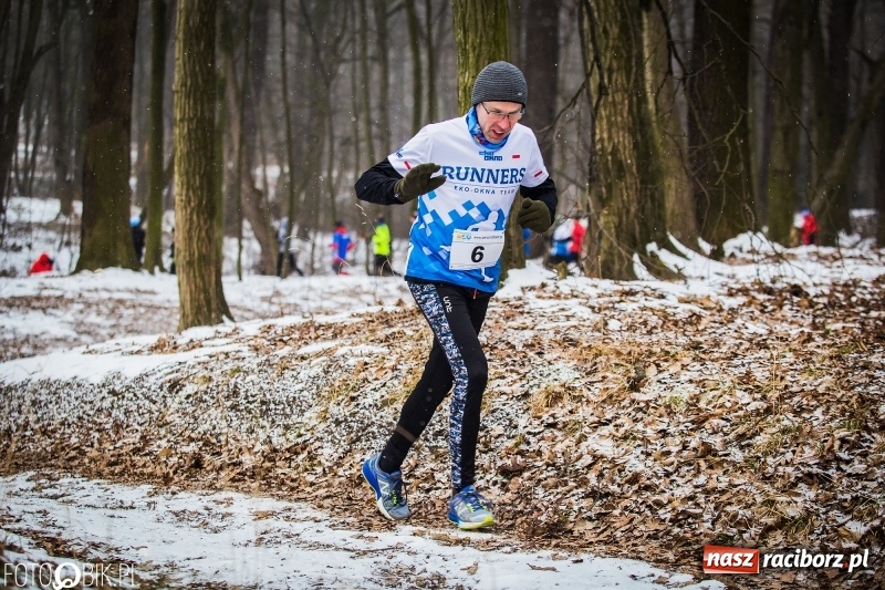 Zdjęcie w galerii na portalu naszraciborz.pl: Mróz, lód i śnieg niestraszny biegaczom. Blisko 500 twardzieli pokonało trasę w Oborze wiadomości z regionu