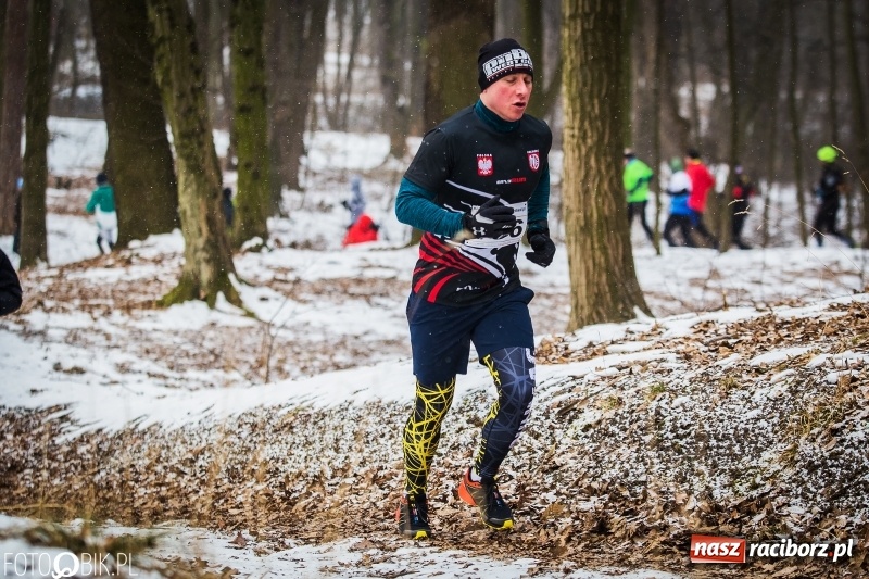 Zdjęcie w galerii na portalu naszraciborz.pl: Mróz, lód i śnieg niestraszny biegaczom. Blisko 500 twardzieli pokonało trasę w Oborze wiadomości z regionu