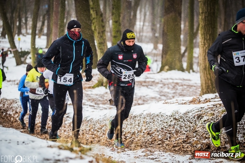 Zdjęcie w galerii na portalu naszraciborz.pl: Mróz, lód i śnieg niestraszny biegaczom. Blisko 500 twardzieli pokonało trasę w Oborze wiadomości z regionu