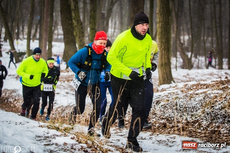 Zdjęcie w galerii na portalu naszraciborz.pl: Mróz, lód i śnieg niestraszny biegaczom. Blisko 500 twardzieli pokonało trasę w Oborze wiadomości z regionu