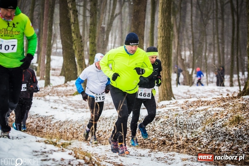 Zdjęcie w galerii na portalu naszraciborz.pl: Mróz, lód i śnieg niestraszny biegaczom. Blisko 500 twardzieli pokonało trasę w Oborze wiadomości z regionu