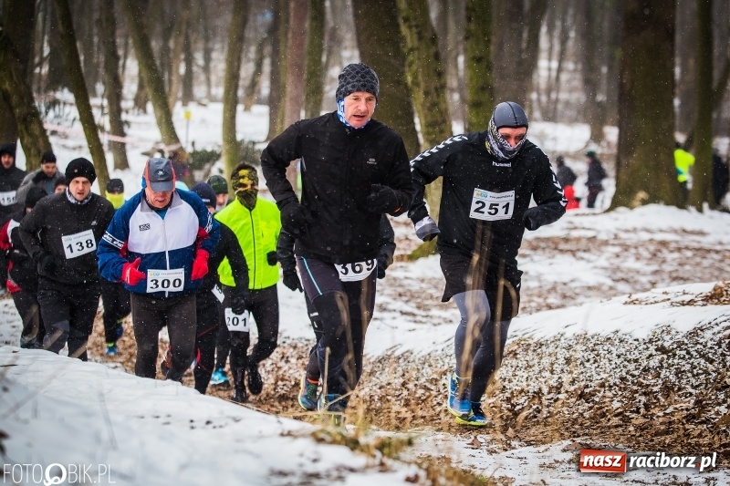 Zdjęcie w galerii na portalu naszraciborz.pl: Mróz, lód i śnieg niestraszny biegaczom. Blisko 500 twardzieli pokonało trasę w Oborze wiadomości z regionu