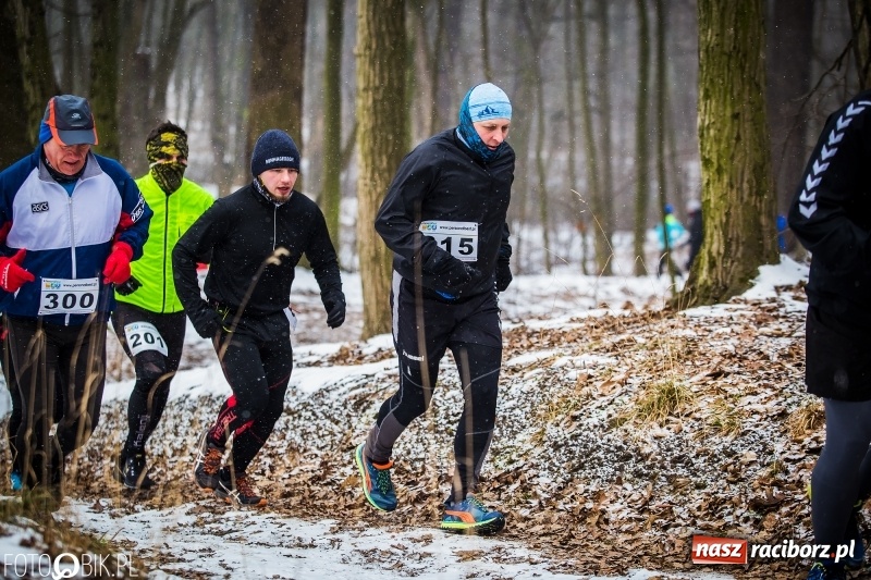 Zdjęcie w galerii na portalu naszraciborz.pl: Mróz, lód i śnieg niestraszny biegaczom. Blisko 500 twardzieli pokonało trasę w Oborze wiadomości z regionu