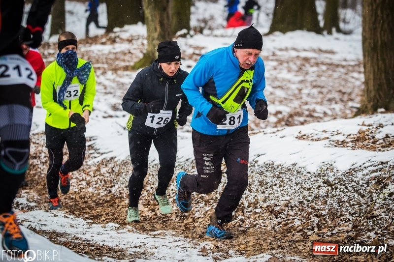 Zdjęcie w galerii na portalu naszraciborz.pl: Mróz, lód i śnieg niestraszny biegaczom. Blisko 500 twardzieli pokonało trasę w Oborze wiadomości z regionu