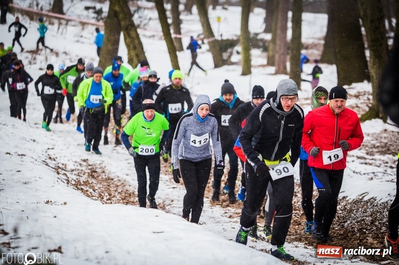 Zdjęcie w galerii na portalu naszraciborz.pl: Mróz, lód i śnieg niestraszny biegaczom. Blisko 500 twardzieli pokonało trasę w Oborze wiadomości z regionu