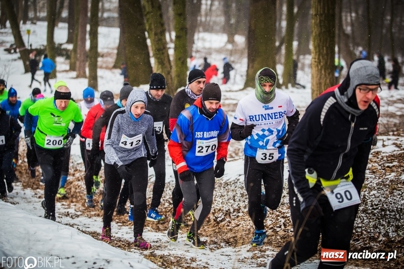 Zdjęcie w galerii na portalu naszraciborz.pl: Mróz, lód i śnieg niestraszny biegaczom. Blisko 500 twardzieli pokonało trasę w Oborze wiadomości z regionu