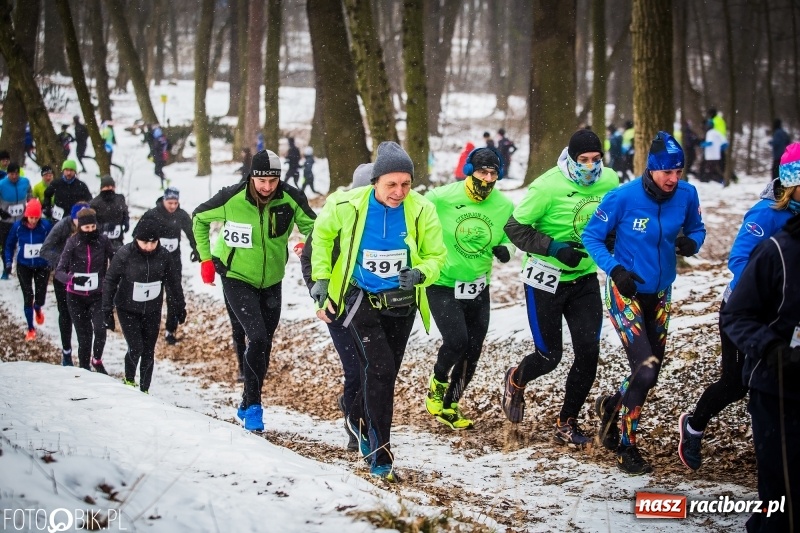 Zdjęcie w galerii na portalu naszraciborz.pl: Mróz, lód i śnieg niestraszny biegaczom. Blisko 500 twardzieli pokonało trasę w Oborze wiadomości z regionu