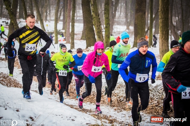 Zdjęcie w galerii na portalu naszraciborz.pl: Mróz, lód i śnieg niestraszny biegaczom. Blisko 500 twardzieli pokonało trasę w Oborze wiadomości z regionu