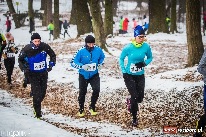 Zdjęcie w galerii na portalu naszraciborz.pl: Mróz, lód i śnieg niestraszny biegaczom. Blisko 500 twardzieli pokonało trasę w Oborze wiadomości z regionu