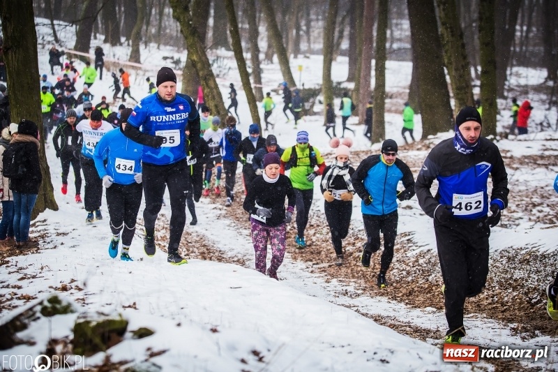 Zdjęcie w galerii na portalu naszraciborz.pl: Mróz, lód i śnieg niestraszny biegaczom. Blisko 500 twardzieli pokonało trasę w Oborze wiadomości z regionu