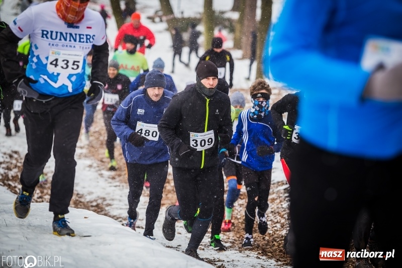 Zdjęcie w galerii na portalu naszraciborz.pl: Mróz, lód i śnieg niestraszny biegaczom. Blisko 500 twardzieli pokonało trasę w Oborze wiadomości z regionu