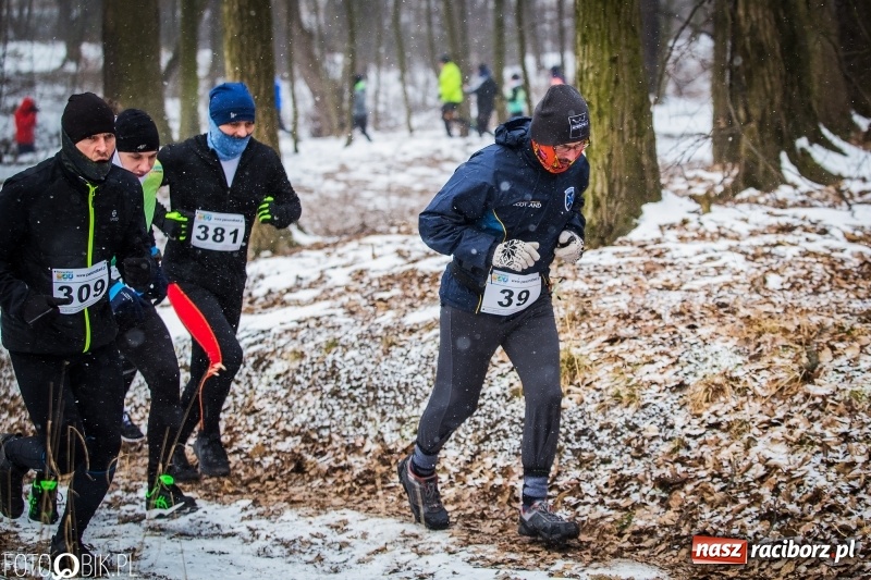 Zdjęcie w galerii na portalu naszraciborz.pl: Mróz, lód i śnieg niestraszny biegaczom. Blisko 500 twardzieli pokonało trasę w Oborze wiadomości z regionu
